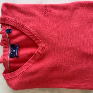 röd V-ringad tröja från GANT  - Snygg röd v-ringad tröja från GANT i mjuk bomull. 