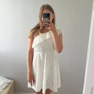 Vit spetsklänning oneshoulder - As snygg klänning från Lindex. Passar xs/s! 