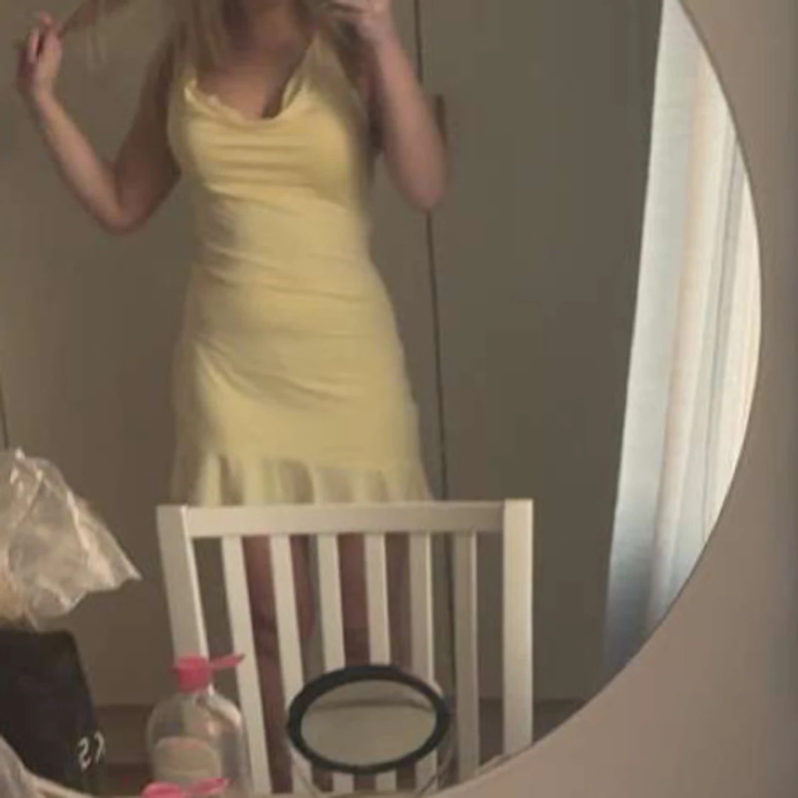 Gul kort klänning med volangkant - 1