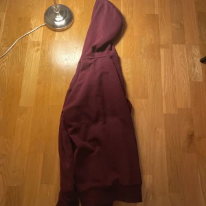 Vinröd hoodie från Lager 157, stl S - Mysig vinröd hoodie från Lager 157 i storlek S. Klassisk modell med huva och långa ärmar, tillverkad i mjuk bomullsmix. Perfekt för chill dagar eller när du vill ha en enkel och stilren look. Snyggt basic-plagg som funkar året runt. Köpt för 300kr Säljer för 200