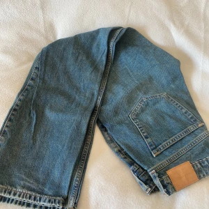 Blå raka jeans från weekday  - Klassiska blå jeans från Weekday med rak passform och normal midja. Jeansen har fyra fickor, snygga kontrastsömmar och är tillverkade i robust bomullsdenim. Perfekta för en avslappnad och tidlös look.