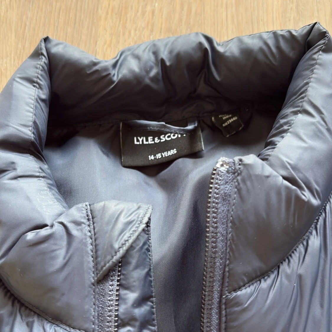 Mörkblå dunväst från Lyle & Scott - 2