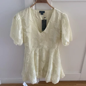 Gul klänning - Gul klänning från Boohoo i petite . Storlek 36, aldrig använd bara testad då jag inte tyckte den passar mig så bra. Bra kvalitet och en dragkedja på ena sidan💛🍋🤍