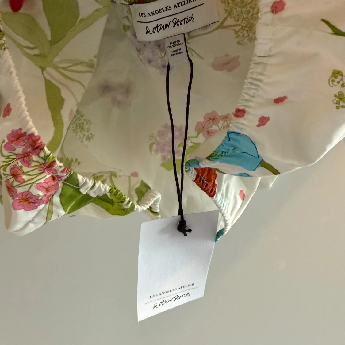 Blommig blus med puffärm & Other Stories - 1