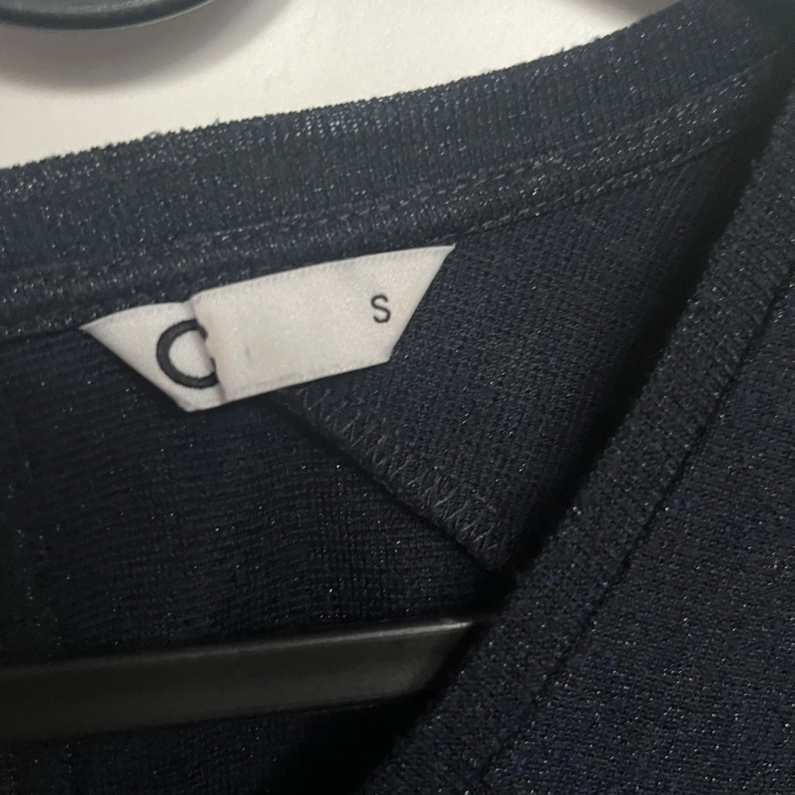 Glittrig svart tröja med volangärm - 3