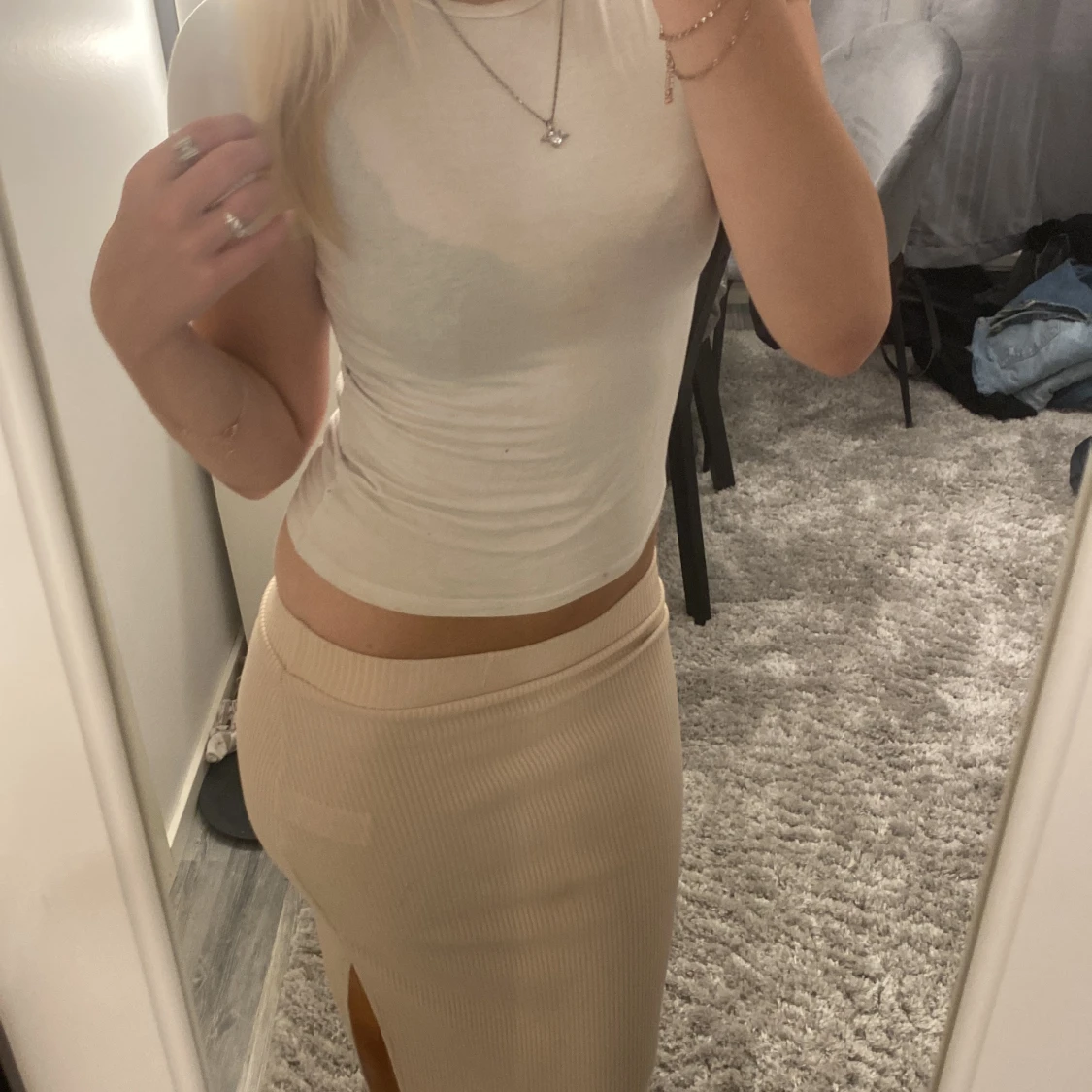 Beige ribbad långkjol med slits