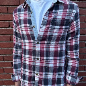 Rutig skjorta 100% bomull - Säljer en väldigt unik rutig skjorta i 100% bomull. Riktigt snygga färger. Den är väldigt skön att ha på sig!!! OBS: Passar XS! 8/10 skick. Pris kan diskuteras! Hör av dig vid frågor 🙌🤩