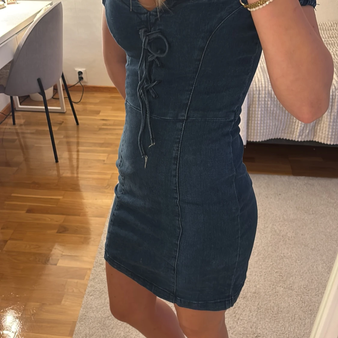 Mörkblå jeansklänning med snörning - 2