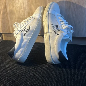 Saint Laurent vita sneakers med svart detalj - Feta skor från saint Laurent  ⚠️ skolådan är skadad och finns inget kvitto på köp utan har köpt genom leverantör  Sickar snabbt och svarar snabbt på meddelanden  Skriv om du har några frågor