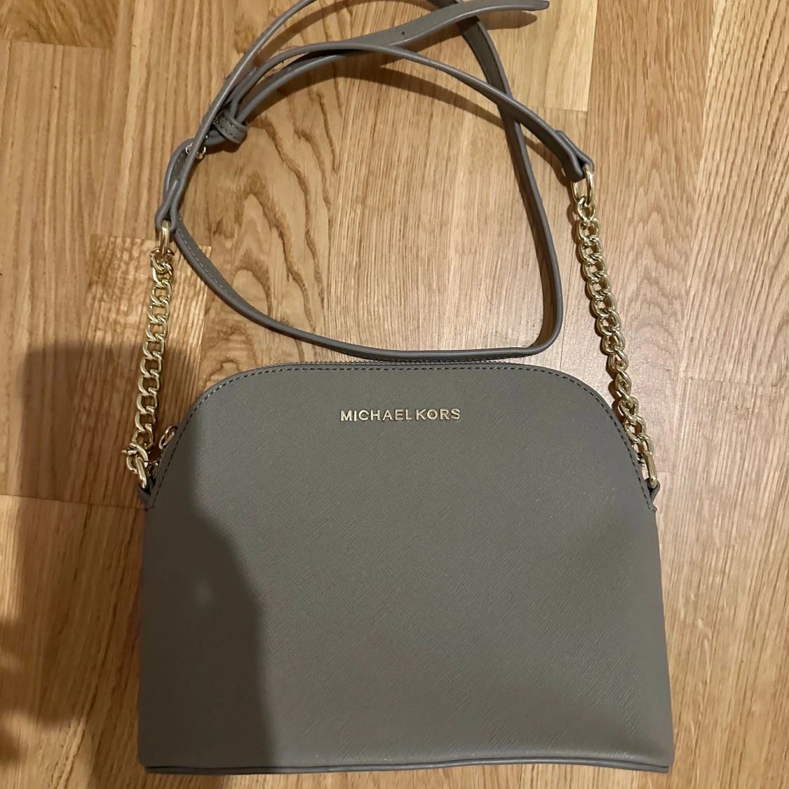 Grå axelväska  - 1