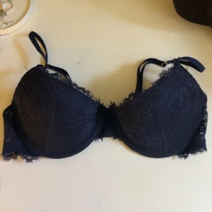 Mörkblå spets-bh  - Snygg mörkblå Pushup-bh från H&M i storlek 75C. Aldrig använt då den är för liten❣️