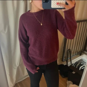 Vinröd Zara tröja  - Vinröd stickad tröja från Zara!  Super snygg och är så söt till allt!   Använt få tal gånger och är i super bra skick’