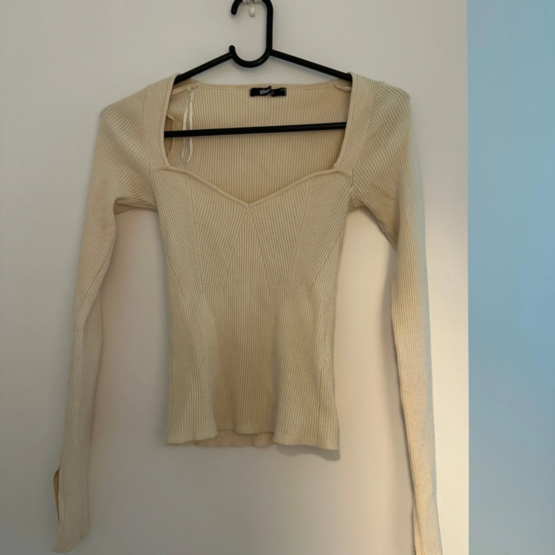 Ribbad ljusbeige topp från gina tricot - 1