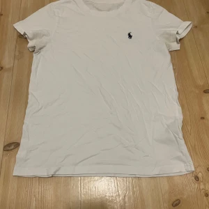 Ralph lauren T-shirt  - En Ralph lauren T-shirt i vit färg och storlek S som är i använd skick men inga defekter på.