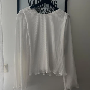 Vit blus - Vit blus från gina. Super söt och endast använd en gång i stl 40. 