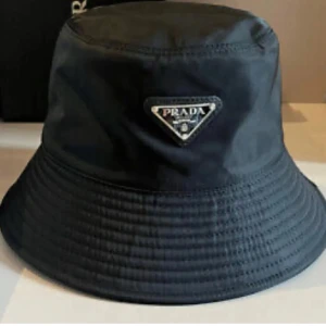 Prada bucket hat - Helt ny prada bucket hat knappt använd tags medkommer bara vid önskan om de 
