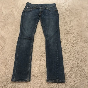 Levi's 603 blå jeans straight fit - Klassiska sköna blå Levi's 603 jeans med raka ben och snygga kontrastsömmar. Jeansen har fem fickor, normal passform och ikonisk läderpatch bak i midjan. Perfekta för dig som gillar tidlös denimstil.