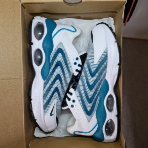 Oanvända Nike Air Max EU44.5  - Helt nya i original låda. Slutsålda överallt. Ord.pris ca 1900 kr. Nu 1600 kr. Skickas spårbart och försäkrat mot porto. Inte intresserad av byten eller skambud