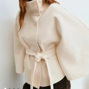 Poncho - Poncho jacka från Gina tricot i storlek M/L! Sålt såld online är helt nytt o prislappen sitter kvar!🥰🥰