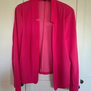 Rosa kavaj från SHEIN XL - Säljer en rosa kavaj från SHEIN i storlek XL. Den har öppen front utan knappar, raka långa ärmar och en clean, stilren look. Perfekt för dig som vill sticka ut med färg! Materialet känns lätt och smidigt.