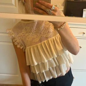 Zara blus  - Den trendiga Zara blusen som inhe säljs längre. Stolek M men skulle säga att den passar som en S. Knappt använd och ej defekter. Skriv vid funderingar 💞
