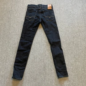 Replay Anbass Hyperflex mörkblå jeans - Säljer mina Replay Anbass Hyperflex jeans.  Modellen är slim och materialet är stretchigt. De är i väldigt bra skick, storlek W 29 L 30. Skriv vid frågor!