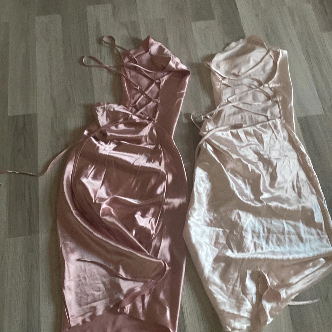 Två sidenklänningar i rosa och champagne - 1