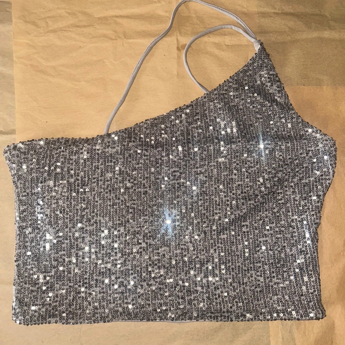 Glittrig silver one shoulder topp - 1