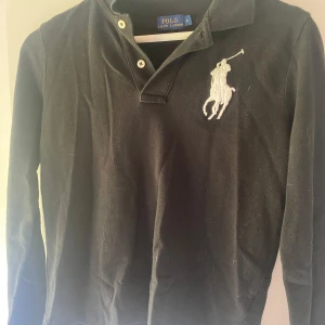Ralph Lauren Polo - säljer denna äkta ralph lauren tröjan då den sitter för tajt på mig! annars är den i jättefint skick och jättefin! inga hål eller märken!! (den kommer att tvättas innan du får den)
