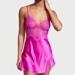 Rosa satin natlinne med spetsdetaljer Victorias secret  - Supersnygg kort nattlinne från Victoria’s secret 💗 ny och aldrig använd! Köpt för 1200kr