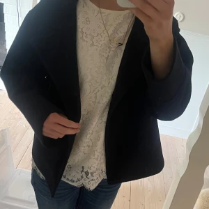 Vit Trekvartsärmad blus  - Säljer min söta vita spets tröja, perfekt nu till sommaren. Säljer då jag har en nästan likadan. Är i S men sitter även bra på mig som är XS . 💞💞 skriv för frågor eller fler bilder