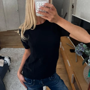 Soft goat cashmere tröja - Snygg svart stickad tröja från soft goat i cashmere