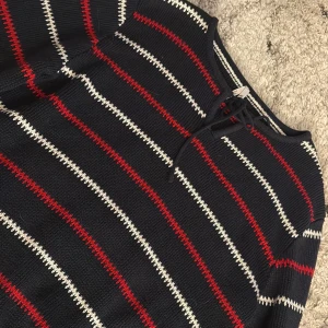 Stickad tröja  - Hej säljer min jätte fina Pippi tröja då den inte kommer till användning storlek xl skulle säga L hör av er vid frågor eller fler bilder jätte mysig nu till hösten 🍁❤️