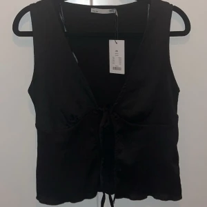 Svart linnetopp med knyt från Lager - Köpte den på Vinted och passade inte riktigt mig. Den är i ny skick och i storlek xs.
