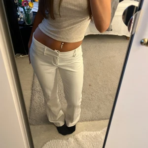 Vita lågmidjade kostymbyxor✌🏼 - Säljer ett par vita lågmidjade kostymbyxor med bootcut.
