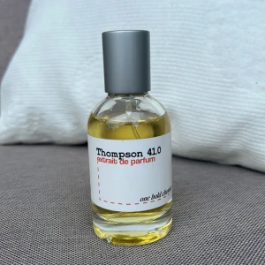 Thompson 41.0 (Tom Ford tobacco vanille - Parfymflaska med transparent glas och silverfärgad spraykork. Den är inspirerad av Tom Ford tobacco vanille så den har en stark doft av tobak o vanilj. Den håller på huden i 10 timmar ungefär och håller i dagar på kläder. Doften heter Thompson 41.0 och är en extrait de parfum från One Bold Chemist. Flaskan har en modern och stilren design. Har tagit 4 spray.