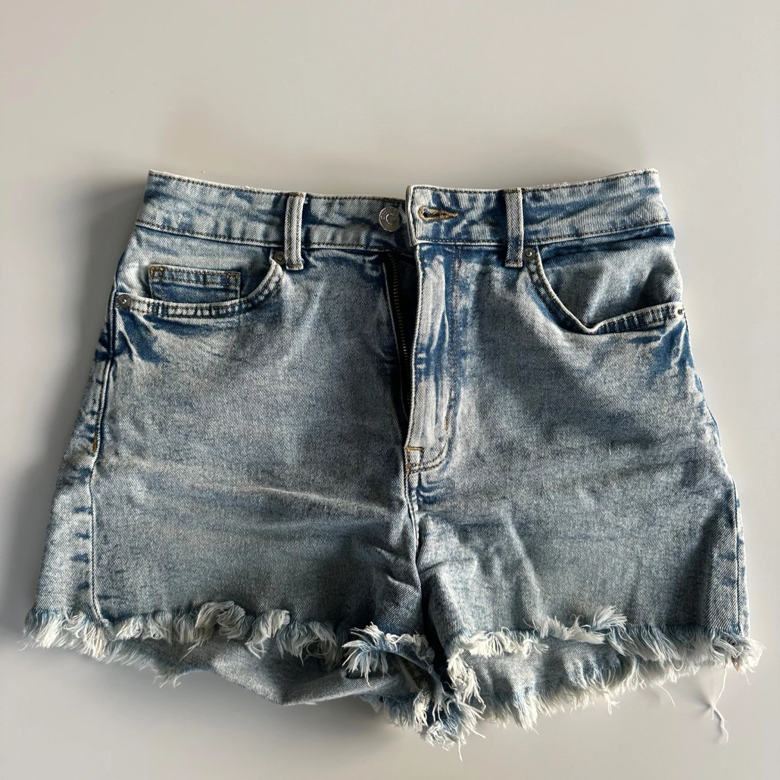 Ljusblå jeansshorts