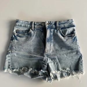 Ljusblå jeansshorts - Snygga ljusblå jeansshorts från H&M med fransig kant nertill. Perfekta för sommardagar!☀️