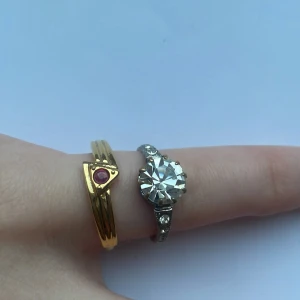 Guldfärgade ringar - 2 guldfärgade ringar. Den med stenar på är i slitet skick, men ändå jättefin💕