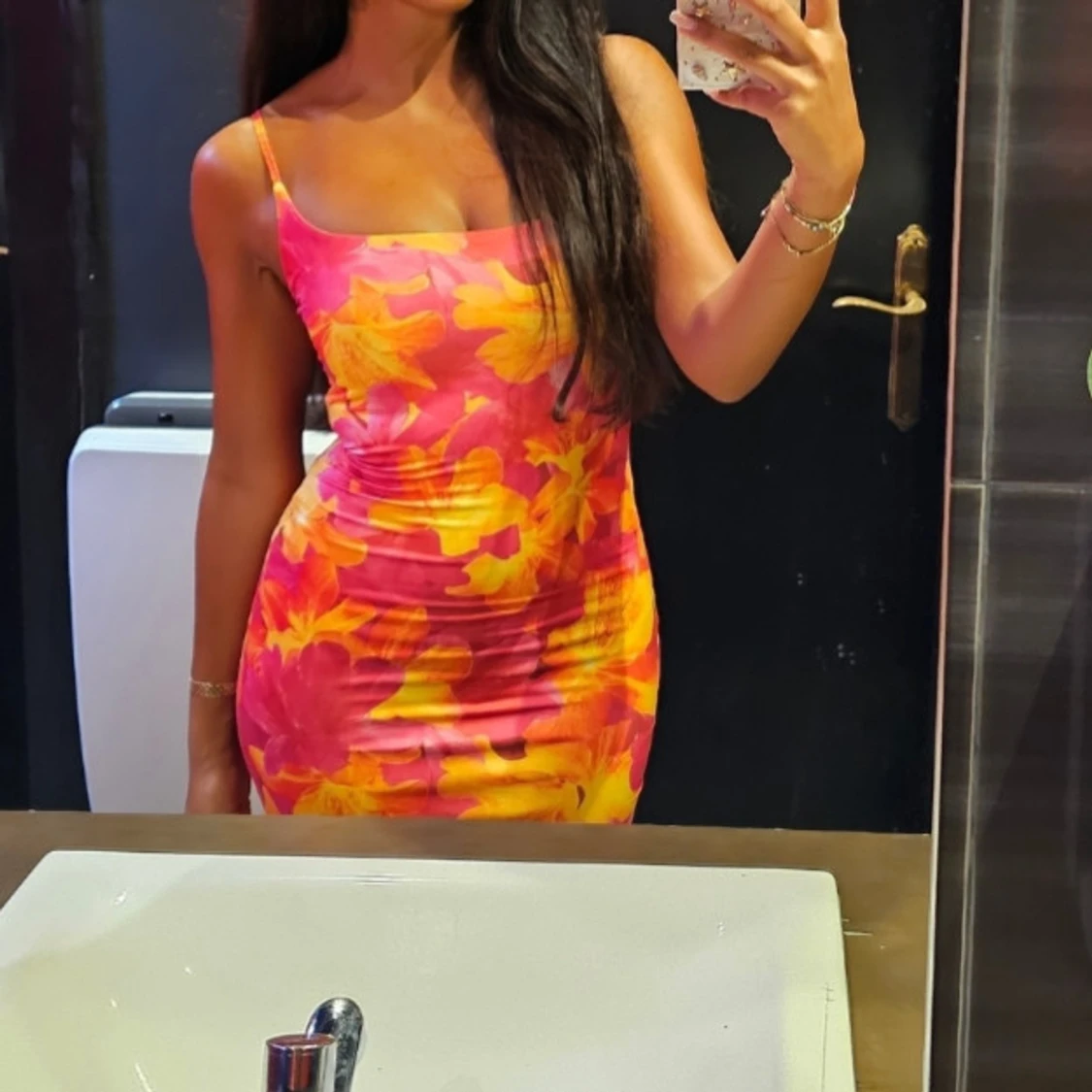 Färgstark blommig långklänning - 1