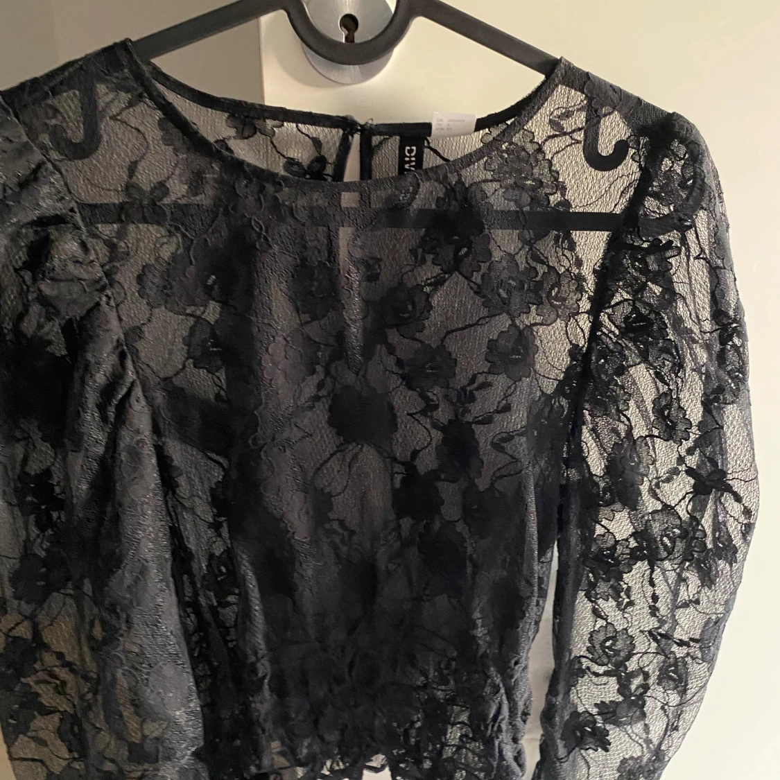 Svart spetsblus från Divided