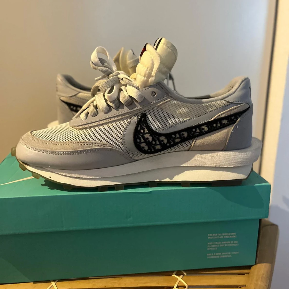 Nike x Sacai grå sneakers med mönstrad swoosh