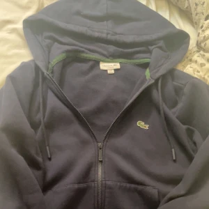 Lacoste zip hoodie - En tvär fet mörkblå lacoste zip strlk M 10/10 skick. Byten o prisförlsag kom privat