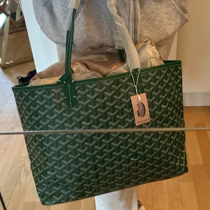 Grön tote bag - Storlek M. Dustbag och plånbok tillkommer. Postar iväg samma dag. Never used. 