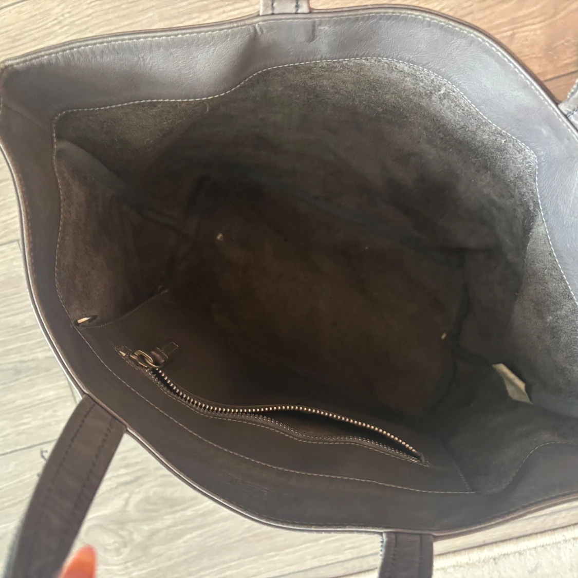 Grå skinnväska med paljettdetaljer - 3