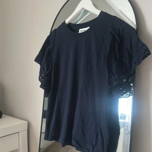Mörkblå blus  - Säljer min mörkblåa blus från Kappahl då den ej kommer till användning. Storlek S💕 vid frågor så är det bara att höra av sig!