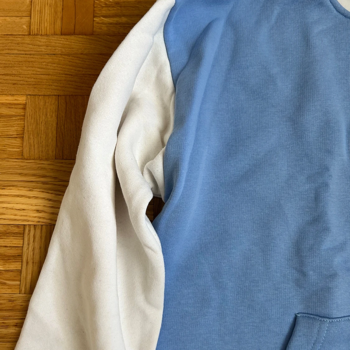 Blå och vit hoodie med ficka - 3