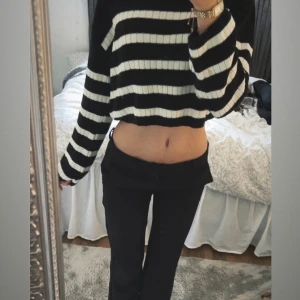 Svartvit randig croppad stickad tröja🤍 - Säljer en croppad stickad tröja med breda svarta och vita ränder. Tröjan har lång ärm och en loose passform! Skriv för fler bilder, pris går alltid att diskutera!🤍