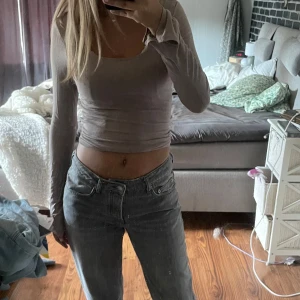 Grå jeans från 157, straight fit - Säljer ett par grå jeans från 157 i storlek S. De har en rak passform med klassiska fem fickor och bälteshällor. Jeansen är midwaist och har en snygg, lite tvättad grå färg som passar till allt. Perfekta för dig som gillar en clean och enkel stil. Dom är lite slitna där nere då dom är för långa för mig, annars inget fel!