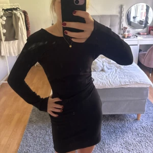 Svart festklänning🎊 - Säljer en svart klänning som jag endast använt på nyår, köpt från hm i storlek xs, skriv för fler bilder🤍